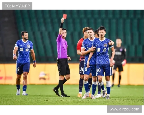 重庆球迷看台打出你好 龙哥TIFO 向主帅张外龙致敬